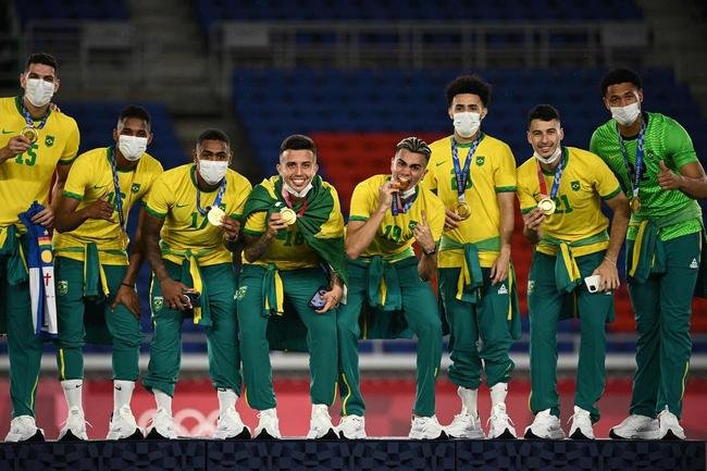 Jogadores da Sele��o Brasileira recebem a medalha de ouro pela conquista ol�mpica no futebol