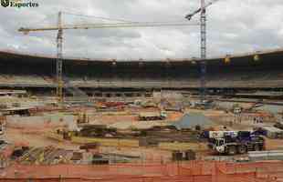 04/06/2012 - Tubos que sustentarão a nova cobertura, em formato de membrana, chegam ao estádio e começam a ser instalados. 