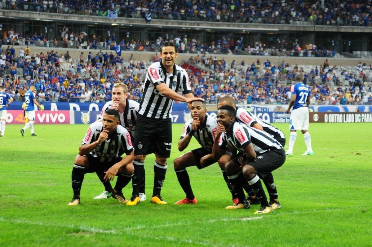 22/10/2017 - Cruzeiro 1 x 3 Atltico - Campeonato Brasileiro - O Atltico ainda perseguia a classificao para a Copa Libertadores de 2018. O alvinegro, no entanto, comeou perdendo o clssico para o Cruzeiro, que tinha a maioria da torcida no Mineiro. Thiago Neves abriu o placar para a equipe celeste. Na etapa final, o baixinho Otero, de cabea, empatou o duelo no Mineiro. Depois, foi a vez de Robinho brilhar. Em dois lances bem parecidos, ele driblou os marcadores (Henrique e Ezequiel, um em cada lance) e finalizou com chutes colocados, sem chances para Fbio.