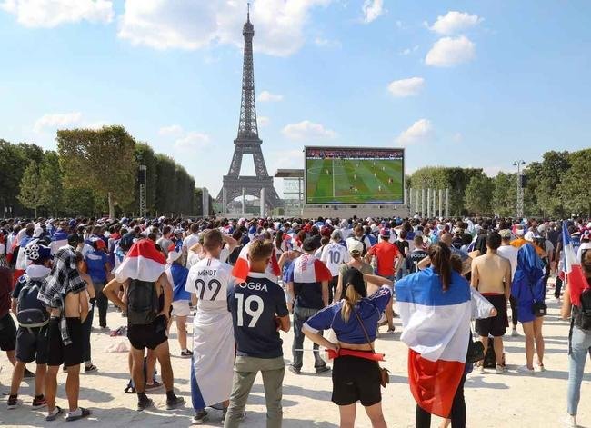 Franceses lotaram ruas de Paris e regi�o da Torre Eiffel durante a decis�o da Copa do Mundo