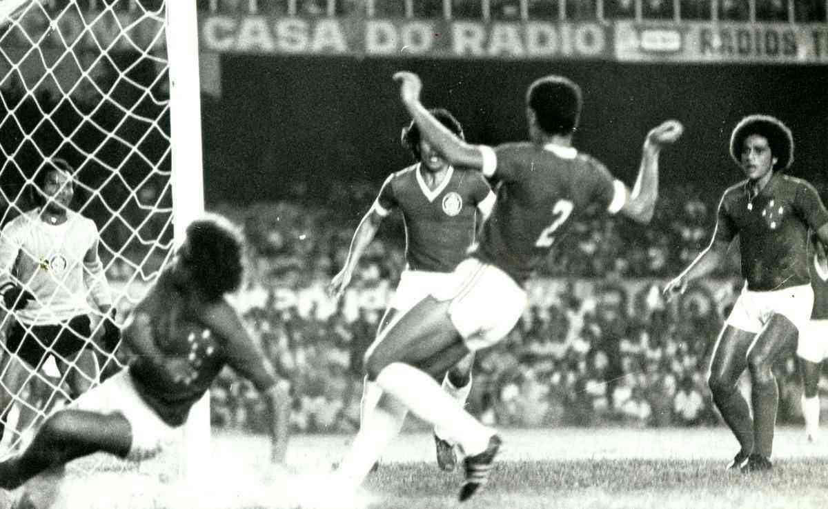 Roberto Batata em lance da partida entre Cruzeiro e Internacional, vencida, por 5 a 4 pelo time celeste