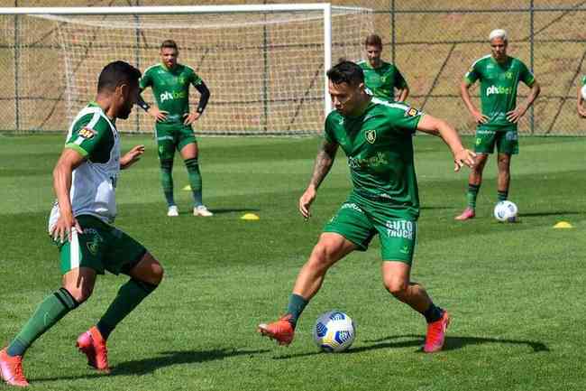 Mauro Zrate foi o ltimo reforo a chegar ao Lanna Drumond e ainda no estreou pelo Coelho