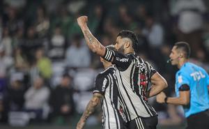 Hulk comemora gol contra o Coritiba pelo Brasileirão