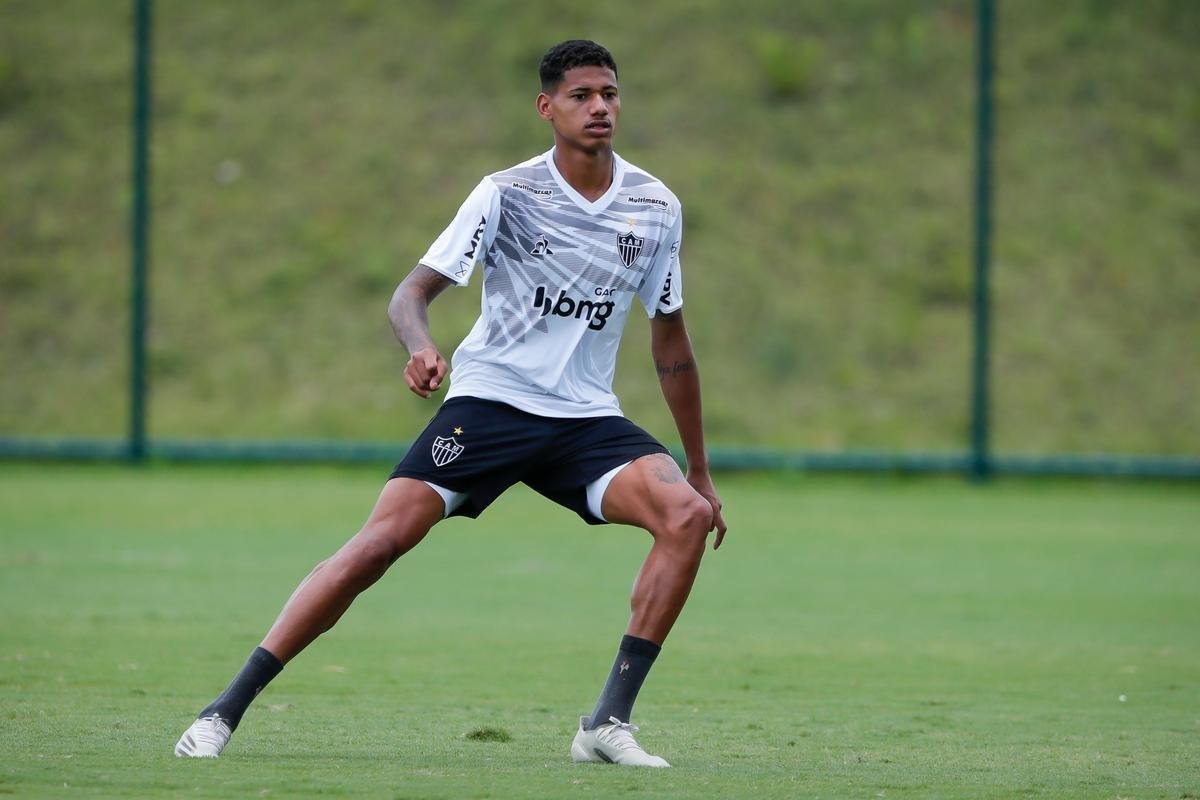 Aps polmica balada, Dylan e Marrony participam normalmente do treino na Cidade do Galo