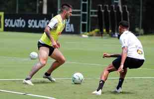 Tardelli treina com bola na Cidade do Galo