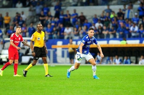 Fotos do primeiro tempo do duelo entre Cruzeiro e Internacional, no Mineiro, pela semifinal da Copa do Brasil