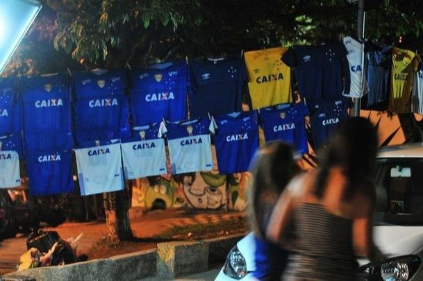Torcedores do Cruzeiro acompanham final da Copa do Brasil no Mercado Distrital do Cruzeiro, em Belo Horizonte