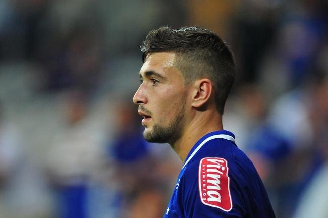 2015 - Arrascaeta (meia): os cruzeirenses se encantaram com o repertrio de dribles do uruguaio quando ele ainda jogava pelo Defensor na Copa Libertadores de 2014. A diretoria pensou da mesma forma. Tanto que em dezembro de 2014 enviou um emissrio ao pas vizinho para fechar a contratao do camisa 10,  poca com 21 anos. Oficializado em janeiro de 2015, Arrascaeta teve 50% dos direitos econmicos comprados por 4 milhes de euros. Depois de uma primeira temporada tmida, o jogador melhorou de maneira significativa em 2016 e encerrou o ano com 14 gols em 53 partidas. Em 2017, embora tenha sofrido com algumas leses, foi importante na conquista da Copa do Brasil ao marcar o gol no empate por 1 a 1 com o Flamengo, pelo jogo de ida, no Maracan. Em 2018, tornou-se o maior artilheiro estrangeiro - hoje j ultrapassado por Moreno -, com 50 gols em 188 jogos, at ser vendido ao Flamengo, em janeiro de 2019, por cerca de R$ 76,5 milhes (Cruzeiro e Supermercados BH ficaram com pouco mais de R$ 55 milhes).