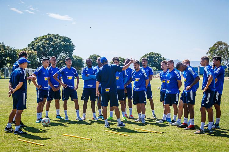 Antes de estreia no Mineiro, Cruzeiro far
