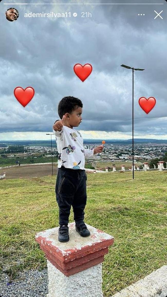 Atacante Ademir postou foto do filho durante viagem, mas n�o revelou a localiza��o.