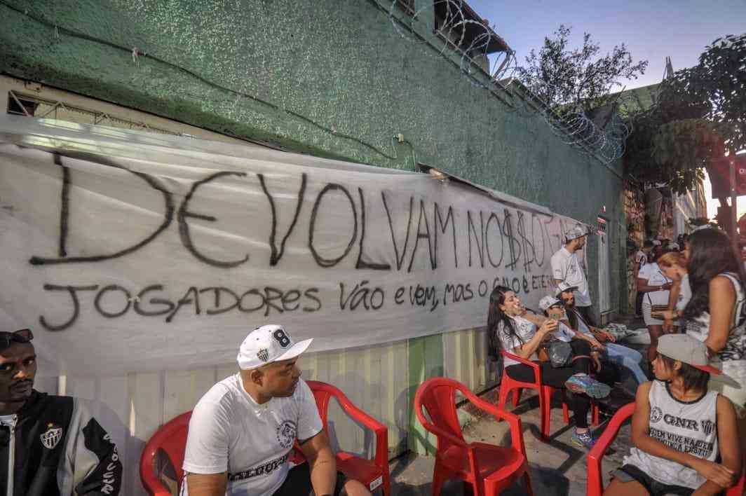 Na estreia do Atltico no Campeonato Brasileiro, contra o Ava, no Independncia, organizadas do Galo fizeram protesto em frente ao estdio e no foram para a arquibancada. Faixas pedindo a sada de jogadores foram afixadas nas imediaes da arena