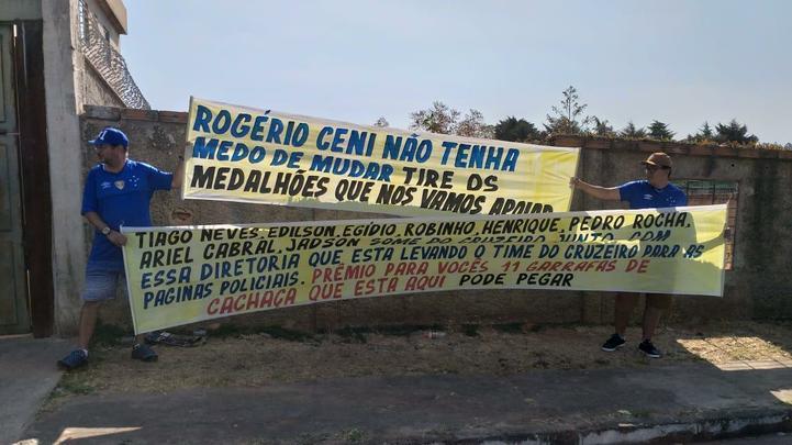 Torcedores protestam em frente  Toca da Raposa II