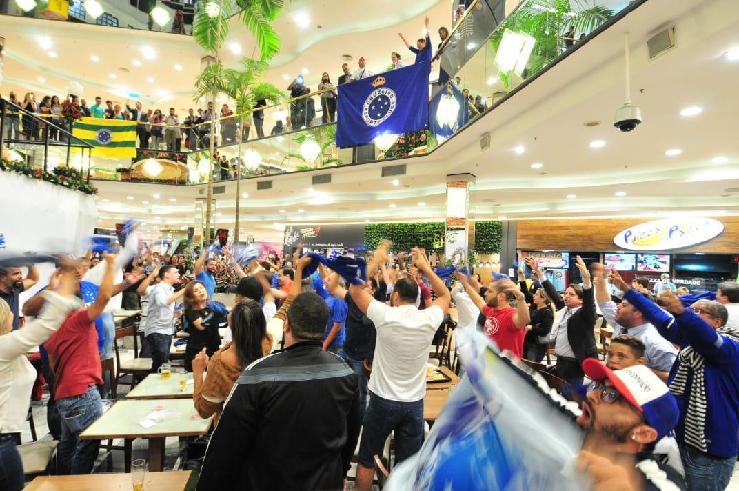 Flash mob da torcida do Cruzeiro no Diamond Mall, shopping do Atltico em Belo Horizonte
