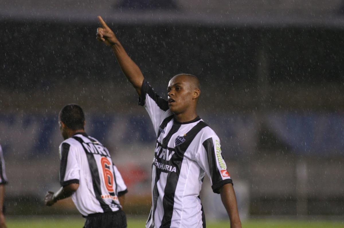 Thiago Quirino - Foi revelado pelo Atltico em 2003. Ficou no grupo principal at o fim de 2005 e alternou entre titularidade e banco de reservas durante sua passagem. Em 2006, foi vendido pelo Alvinegro por US$ 1 milho para o Djurgarden, da Sucia. Atuou pelo Anpolis, de Gois, em 2017.