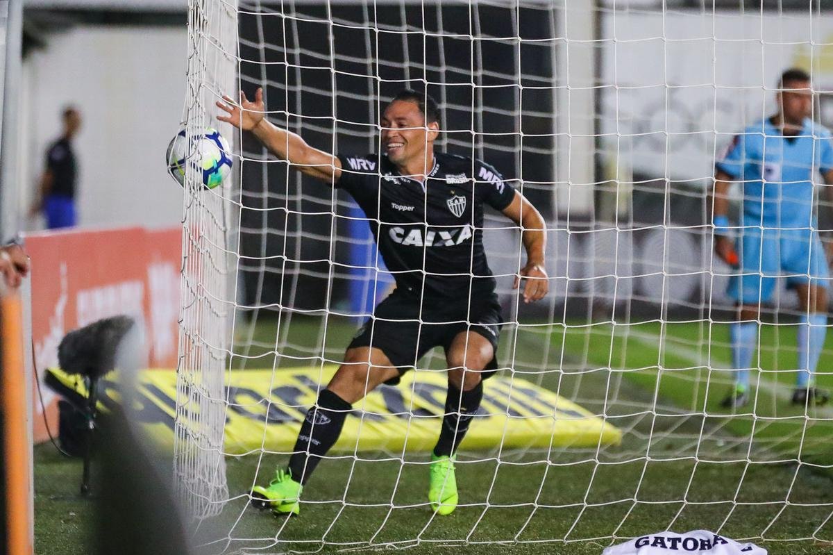 Na Vila Belmiro, Atltico  derrotado pelo Santos por 3 a 2, pela 37 rodada do Campeonato Brasileiro 