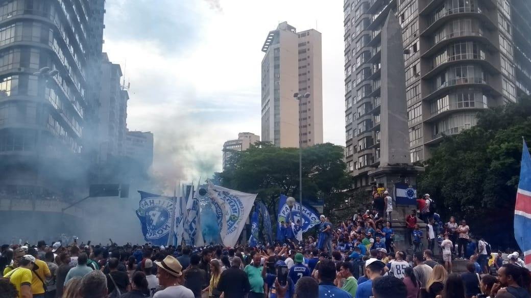 Praa Sete colorida de azul e branco! Multido cruzeirense vai s ruas celebrar a conquista do hexa da Copa do Brasil
