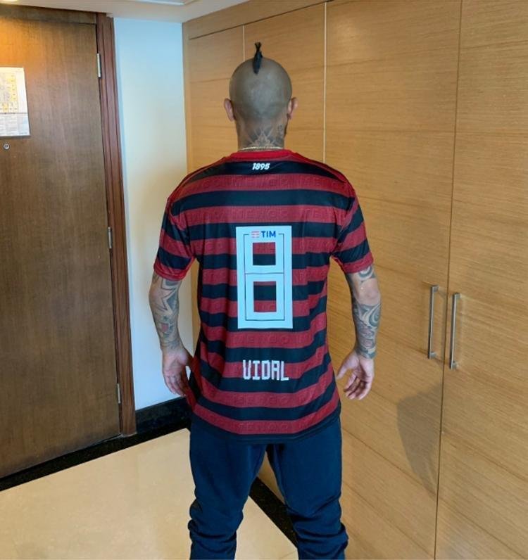 Meio-campista chileno posou com a camisa do Flamengo que ganhou