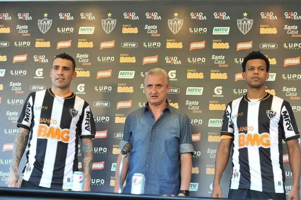 14/02/2014. Apresentao dos jogadores de futebol do Atltico, Otamendi e Edcarlos, pelo diretor de futebol Eduardo Maluf durante treino no Centro de Treinamento (Cidade do Galo) em Vespasiano.
