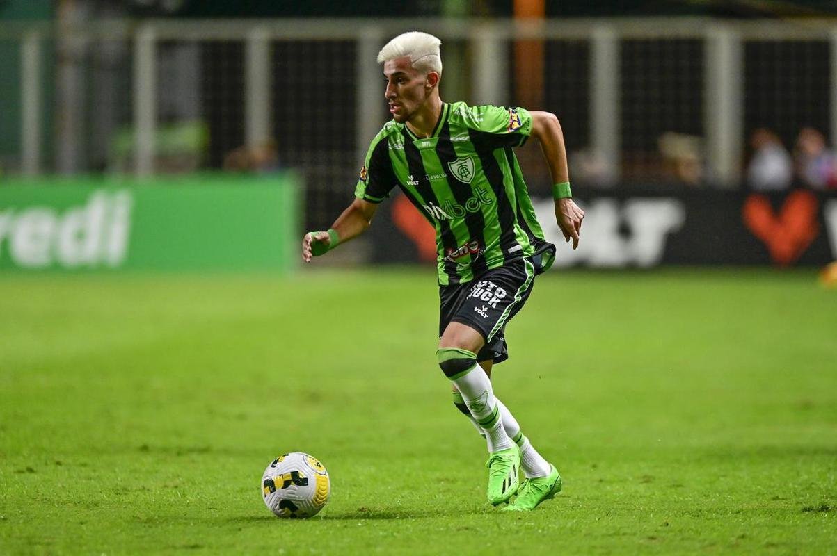 Destaque ofensivo do Amrica na temporada, Pedrinho deixou o clube no incio de setembro. O jogador, que pertencia ao Red Bull Bragantino e estava emprestado ao Coelho, foi vendido ao Lokomotiv Moscou, da Rssia. Ele marcou oito gols em 34 partidas pelo clube. Como taxa de vitrine, o Amrica recebeu cerca de R$ 1,3 milho pela transferncia de Pedrinho. 
