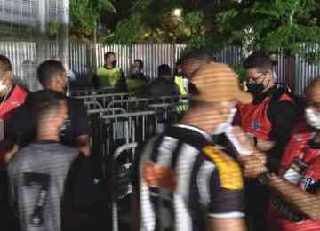 Antes da abertura dos portões do Mineirão, atleticano precisou ser atendido por equipe médica do estádio