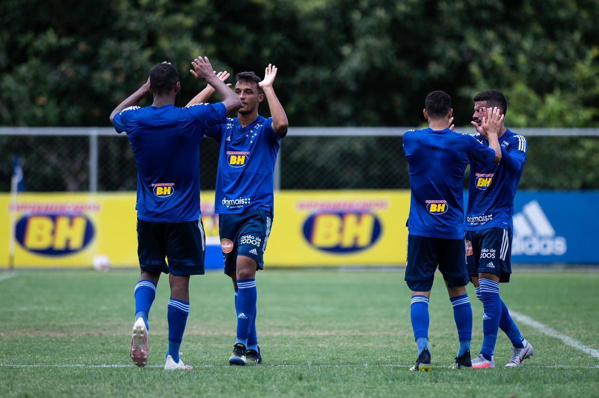 Imagens do jogo-treino entre Cruzeiro e Bolívar, neste sábado (20/2), na Toca da Raposa II. Time celeste venceu por 1 a 0