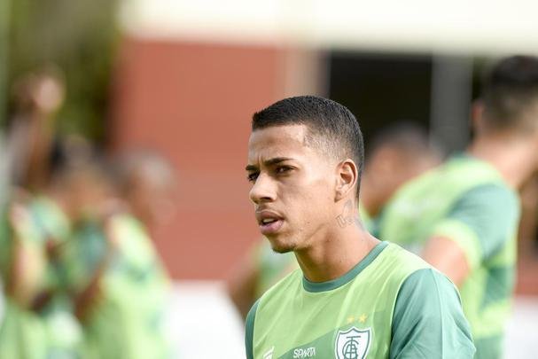 Lisca foi apresentado, conversou com jogadores e assistiu ao treino do Amrica