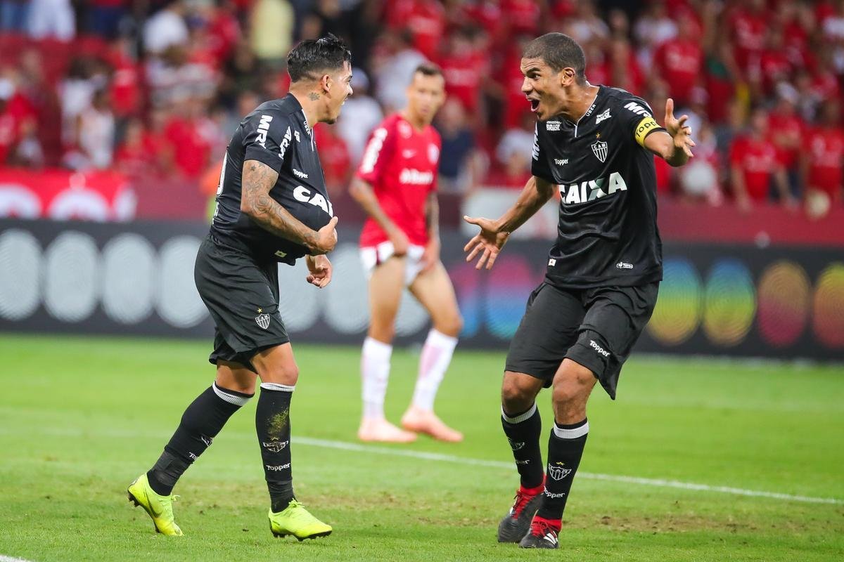 Galo derrotou Internacional no Beira-Rio com gols de Cazares e Terans; D'Alessandro descontou de pnalti