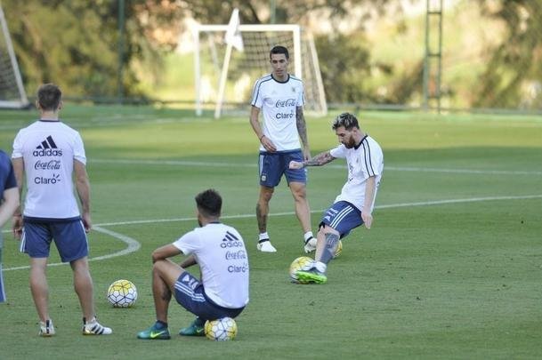 Seleo Argentina treinou nesta tera na Cidade do Galo com Lionel Messi. O craque cobrou faltas, afiou a pontaria e, em seguida, deixou a atividade mais cedo para se poupar. Na parte final, o tcnico Bauza orientou um trabalho em campo reduzido