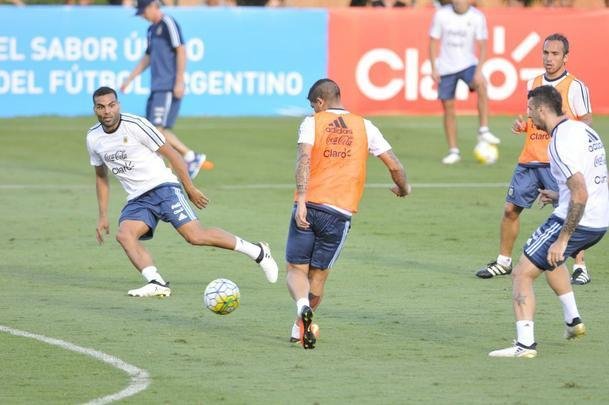 Seleo Argentina treinou nesta tera na Cidade do Galo com Lionel Messi. O craque cobrou faltas, afiou a pontaria e, em seguida, deixou a atividade mais cedo para se poupar. Na parte final, o tcnico Bauza orientou um trabalho em campo reduzido