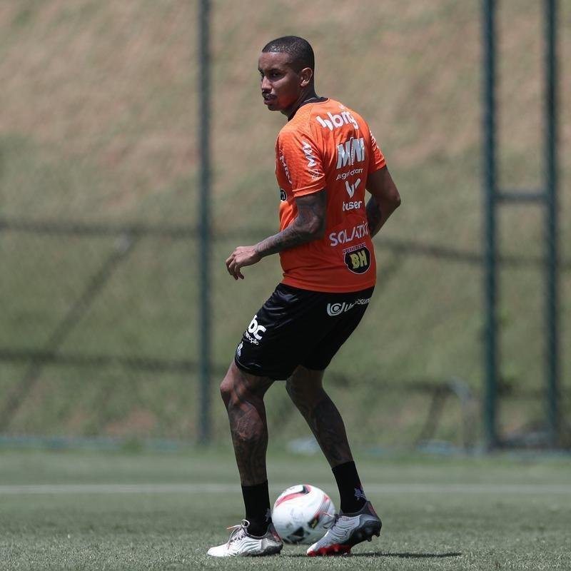 Com seriedade, mas tambm descontrao, o Atltico treinou sob sol forte na manh desta sexta-feira (21), na Cidade do Galo, em Vespasiano. Este foi o quinto dia de pr-temporada para o clube mineiro em 2022, sob o comando do tcnico argentino Antonio 'El Turco' Mohamed. Novas baixas, o volante Allan e o atacante Keno testaram positivo para COVID-19 e no participaram das atividades (ambos cumprem perodo de sete dias de isolamento social).