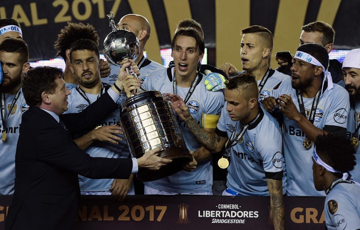 Capito Pedro Geromel ergueu a taa do Grmio em mais uma conquista continental