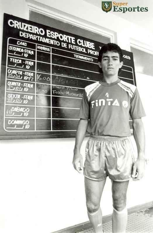Lateral-esquerdo Nonato, dolo do Cruzeiro, na Toca da Raposa I em 1992, ano da conquista do Mineiro e da Supercopa