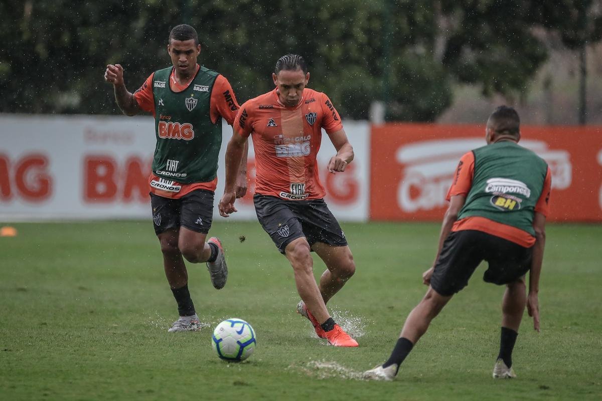 Atltico treina com Victor e Jair em campo; veja fotos