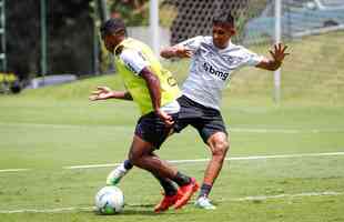 Tardelli treina com bola na Cidade do Galo