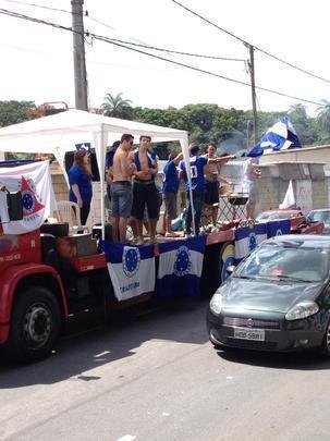 Torcida do Cruzeiro j comea a se movimentar em vrios pontos da cidade antes da partida contra o Grmio, s 17h, no Mineiro