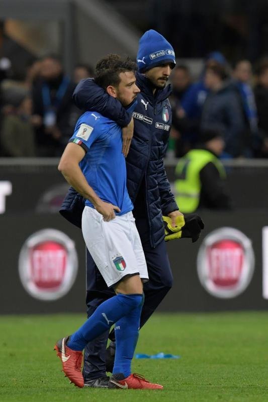 Imagens da decepo italiana com a eliminao diante da Sucia na repescagem: Azzurra fora da Copa