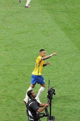 Neymar comemora segundo gol do Brasil sobre a Argentina no Mineiro
