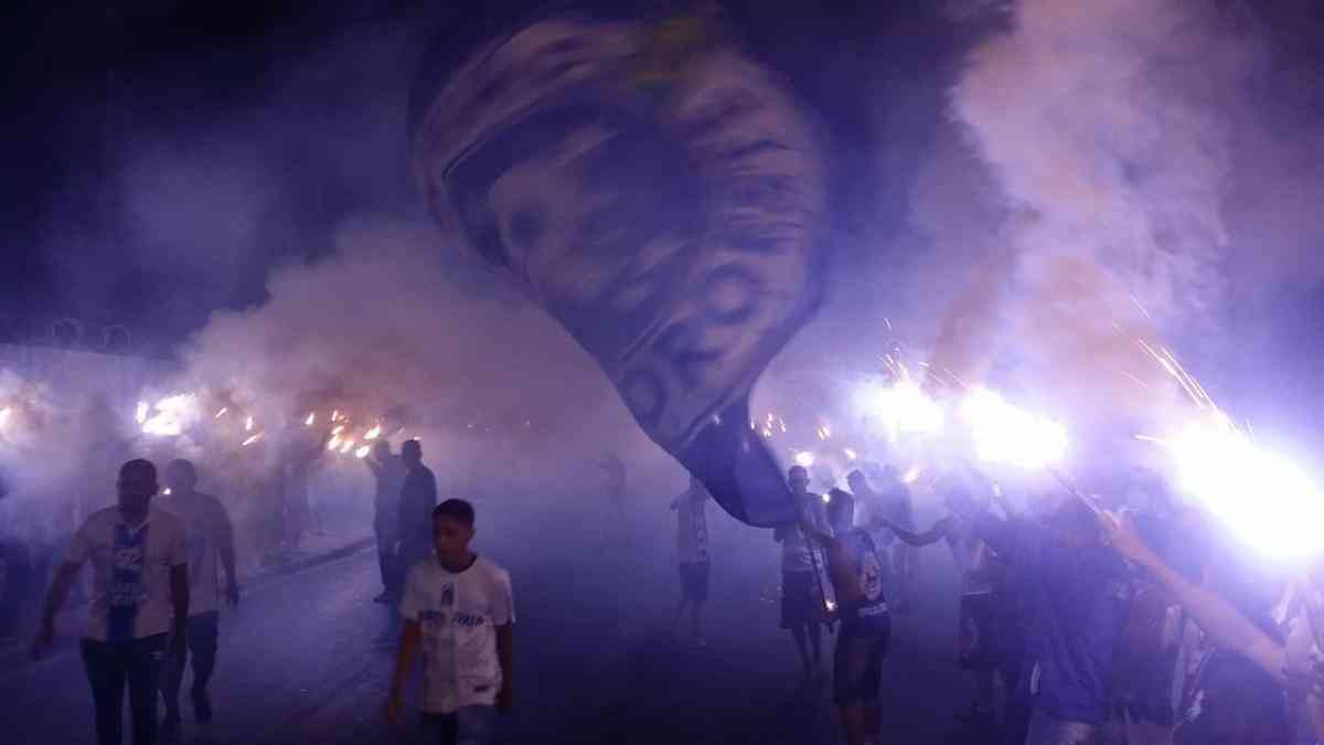 Torcida do Cruzeiro promove rua de fogo na sada da delegao da Toca da Raposa II, rumo ao aeroporto de Confins, antes da viagem para Porto Alegre. Time enfrenta o Internacional na quarta-feira, no Beira-Rio, pela semifinal da Copa do Brasil