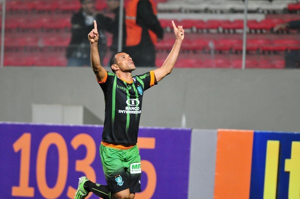 Adalberto (zagueiro) - depois de dois bons anos pelo Fortaleza, chegou ao Amrica para ser o zagueiro canhoto do elenco. O comeo foi promissor, com direito chapu em Hyuri no clssico contra o Atltico e gol no duelo diante do Cruzeiro, ambos pelo Campeonato Mineiro. S que no Brasileiro a coisa no andou: Adalberto cometeu falhas bizarras em vrias partidas e acabou barrado a partir da 15 rodada (derrota para o Santa Cruz por 3 a 0, no Independncia). Em 2018, ele atuar novamente pelo Fortaleza.