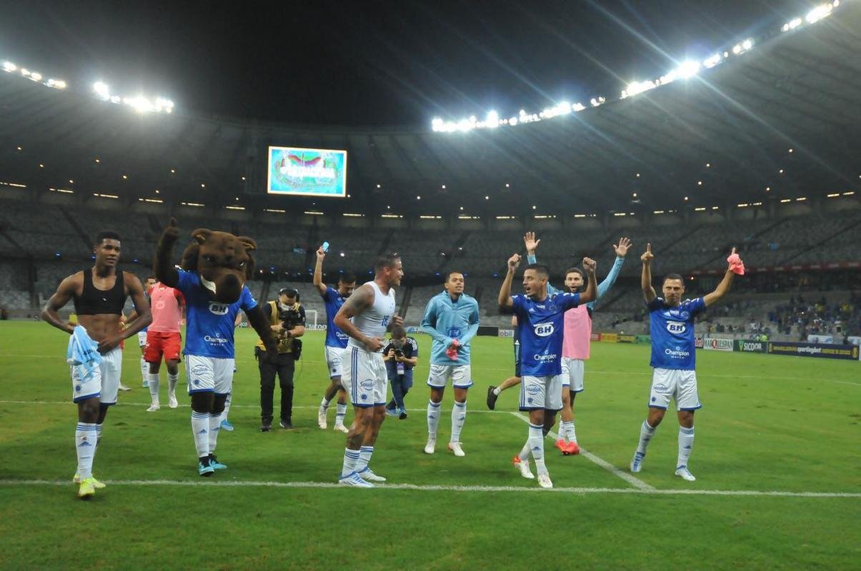 Fotos da torcida do Cruzeiro na vitria por 1 a 0 sobre o Londrina, no Mineiro, pela Srie B