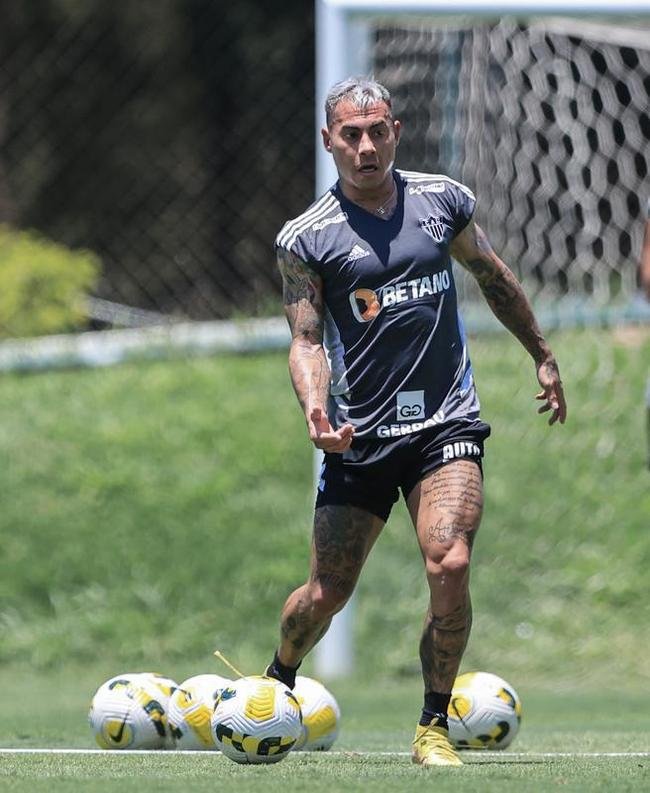 Fotos do treino do Atltico nesta quarta-feira (12/10), na Cidade do Galo. Em recuperao de um incmodo na panturrilha esquerda, Hulk fez funcional no campo e ainda  dvida para o confronto contra o Flamengo, no sbado, s 20h30, no Maracan, pelo Brasileiro