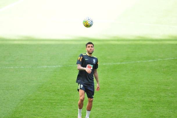 Seleo Brasileira fez, nesta tera  tarde, o seu primeiro treino no Mineiro, em Belo Horizonte, onde enfrentar a Argentina, na quinta, pelas Eliminatrias da Copa. O craque Neymar, do Barcelona, juntou-se ao grupo e trabalhou normalmente no gramado.