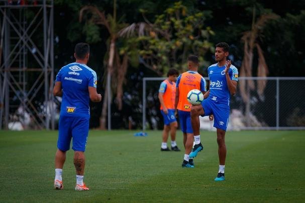 Treino do Cruzeiro nesta segunda-feira, na Toca da Raposa II. Time de Rogrio Ceni enfrenta o Cear na quarta-feira, s 19h30, no Castelo, em Fortaleza, pela 21 rodada do Campeonato Brasileiro
