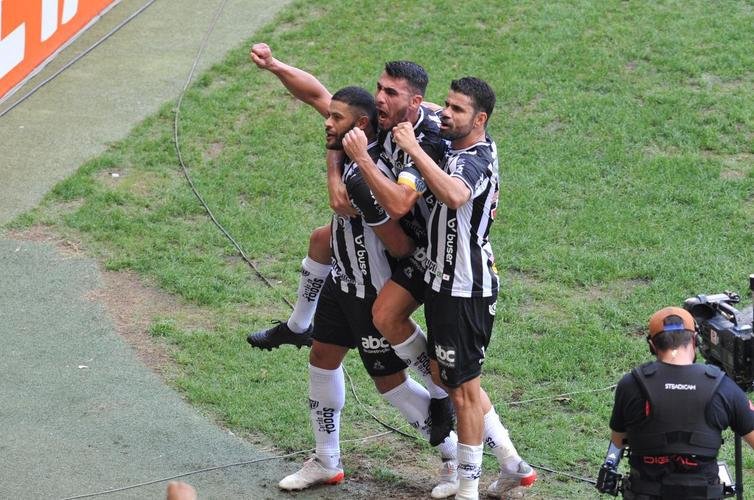 Hulk virou para o Atltico sobre o Fluminense em cobrana de falta perfeita no Mineiro: 2 a 1