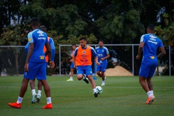 Treino do Cruzeiro nesta segunda-feira, na Toca da Raposa II. Time de Rogrio Ceni enfrenta o Cear na quarta-feira, s 19h30, no Castelo, em Fortaleza, pela 21 rodada do Campeonato Brasileiro