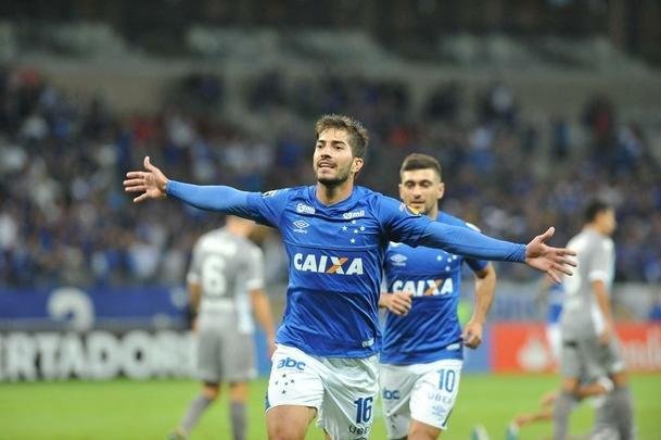 Aos dez minutos, Lucas Silva fez jogada individual e marcou o 2 gol do Cruzeiro em chute de fora da rea