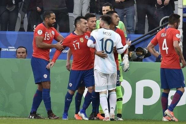 Medel deu peitadas em Messi durante primeiro tempo de Argentina e Chile, e ambos foram expulsos pelo rbitro paraguaio Mario Daz de Vivar. Torcida na Arena Corinthians vaiou a deciso do juiz.