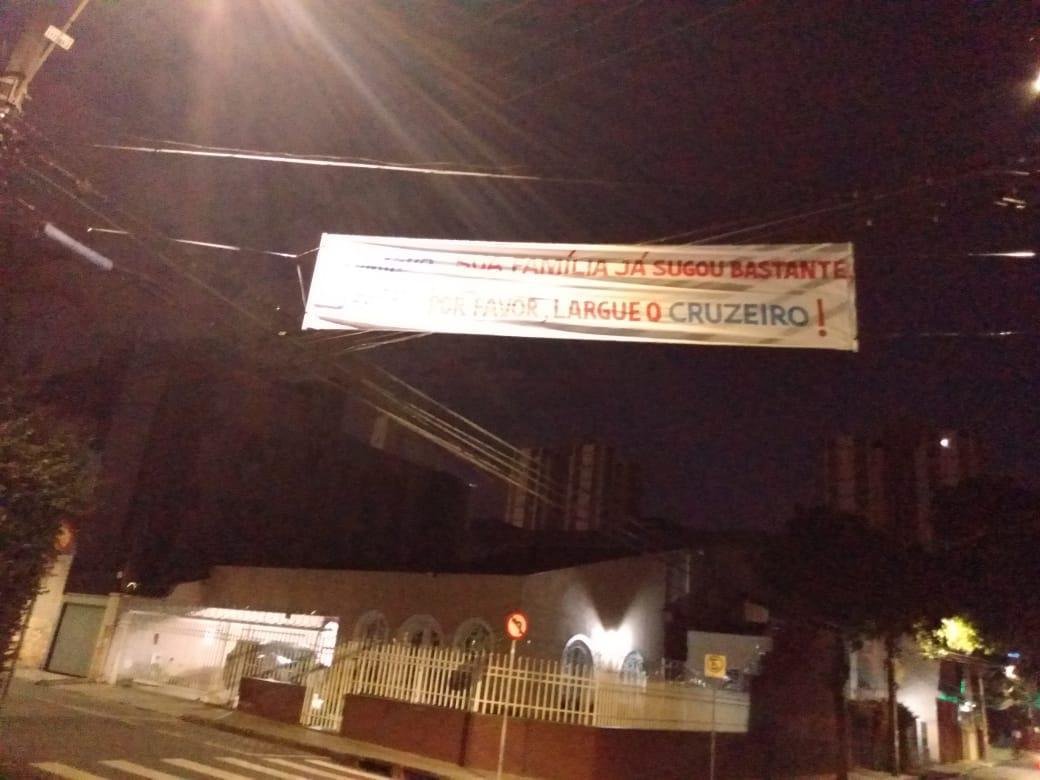 Faixas foram afixadas nas proximidades das casas de Hermnio Lemos e Ronaldo Granata