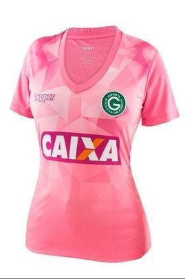 A camisa Outubro Rosa do Goiás Esporte Clube apresenta grafismo inspirado nas esmeraldas, que podem ser visualizadas por meio dos efeitos geométricos em tons de degradê de rosa.