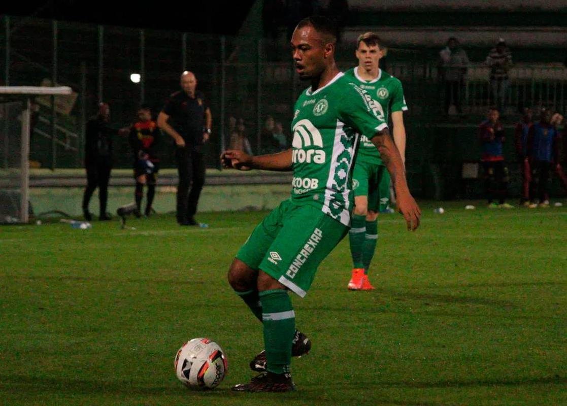 Emprestado inicialmente ao Mirassol, em janeiro, Claudinho deixou o clube paulista em abril para se apresentar � Chapecoense. Fora dos planos do t�cnico Paulo Pezzolano, ele j� foi informado que n�o atuar� pelo Cruzeiro em 2023. Como tem contrato com a Raposa at� o fim de 2024, ser� cedido para outro clube.

'J� conversei com o Pedro Martins (diretor de futebol do Cruzeiro), e o Claudinho n�o ser� aproveitado no Cruzeiro em 2023. Ele retorna e a gente define um novo destino para ele. J� recebi algumas consultas, mas nada de concreto ainda', disse Euclides Neto, agente de Claudinho.  